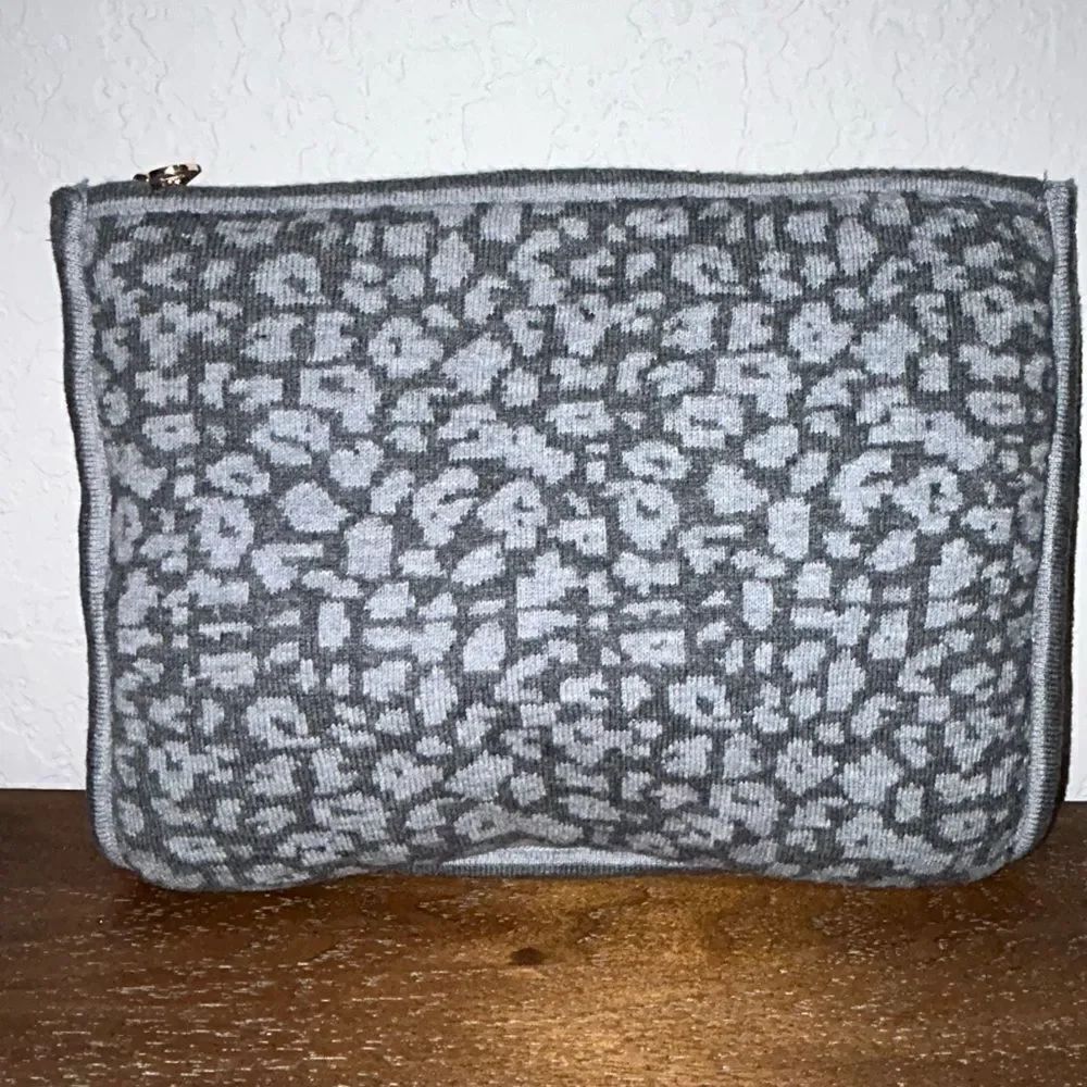 Chico’s Animal Print Wool Blend Zipper Closure Travel Pouch Bag Chicos - Picture 2 of 6